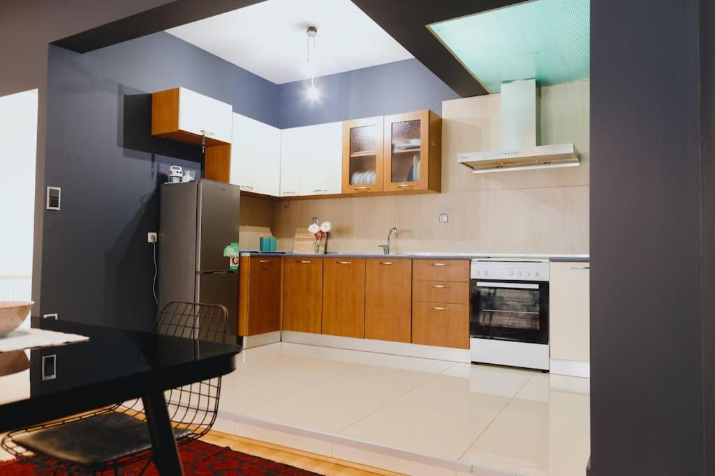 Cosy & Spacious Central Apartment Komotini Exterior photo